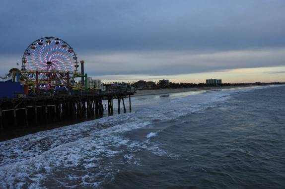 Pier de Santa Monica, com a sempre presente roda gigante, em Los Angeles, na Califórnia - EUA